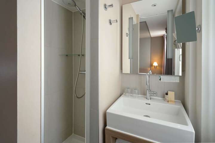 Room 43 of 68