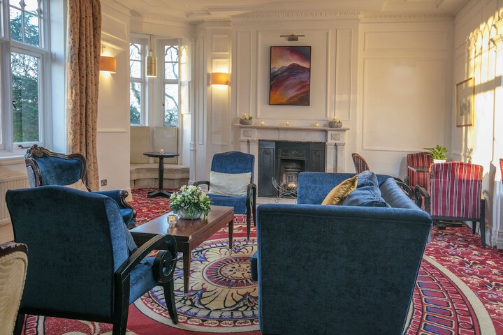 Lounge 43 of 52