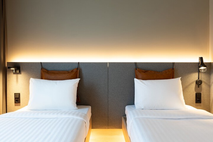 Room 10 of 87
