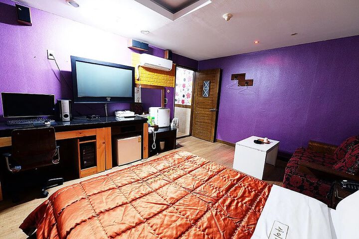 Room 11 of 31