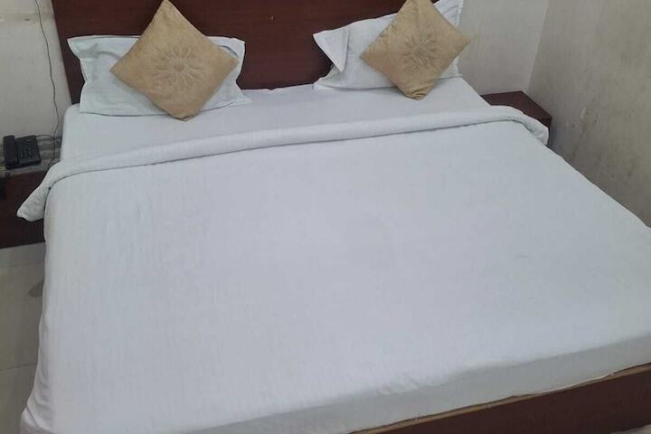 Room 6 of 16