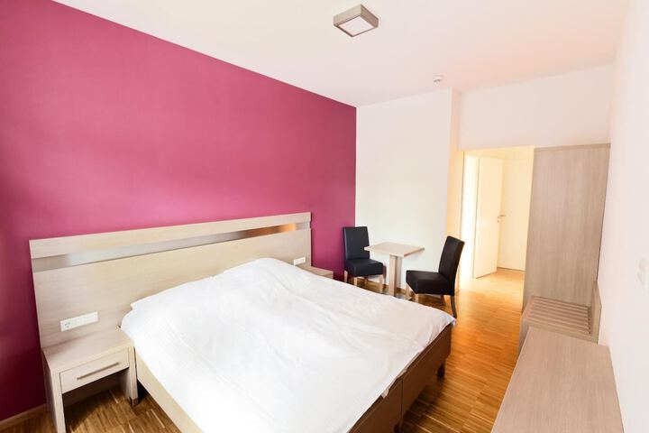 Room 7 of 18