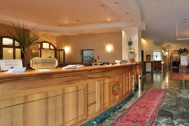 Entrance & Lobby