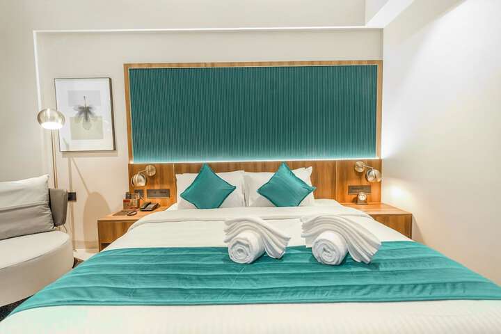 Room 6 of 33