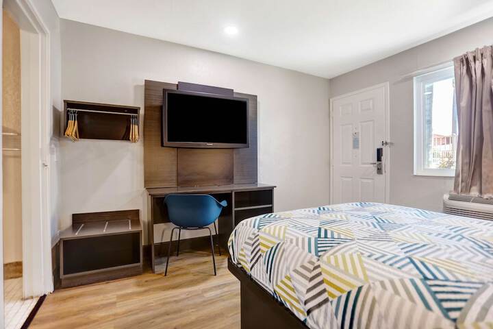 1 King Bed Refrigerator (7 of 11)