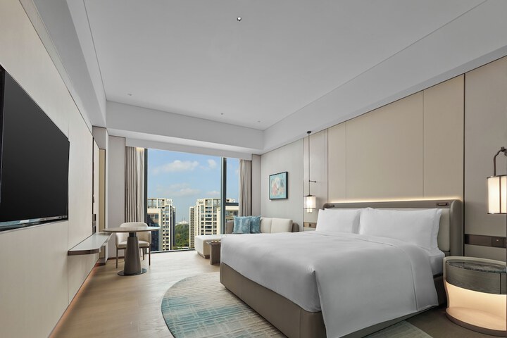 Room 28 of 90