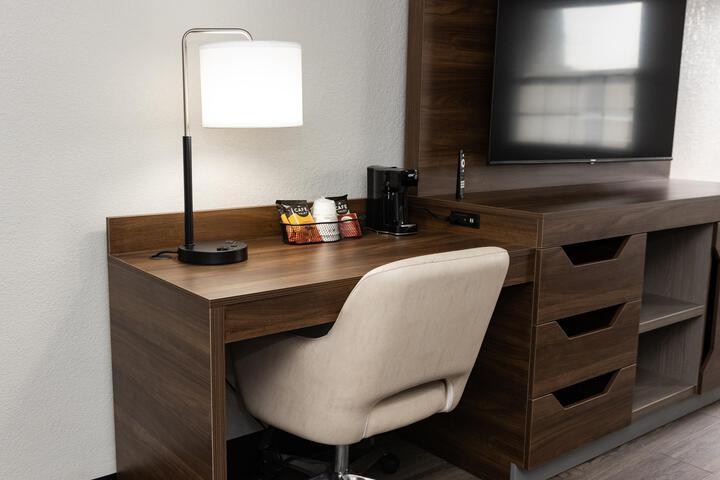 2 Queen Beds Work Desk Microwave and Refrigerator Usb Port Air Conditioned Continental Breakfast (6 of 7)