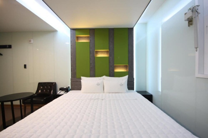 Room 11 of 43