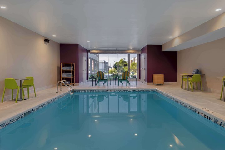 Swimming pool at Home2 Suites by Hilton Kokomo