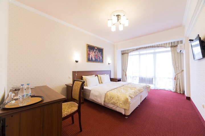 Room 12 of 28