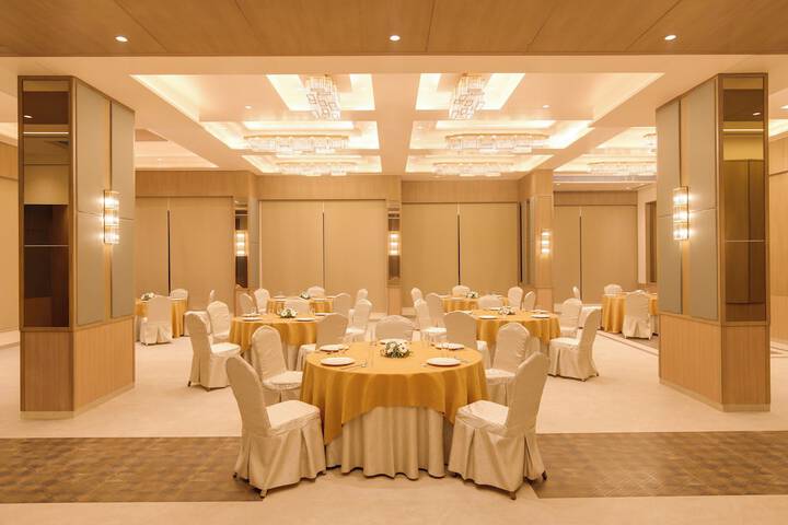 Ballroom/Hall 33 of 40