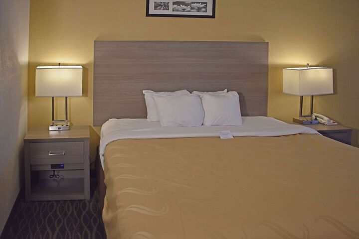 1 King Bed (1 of 18)
