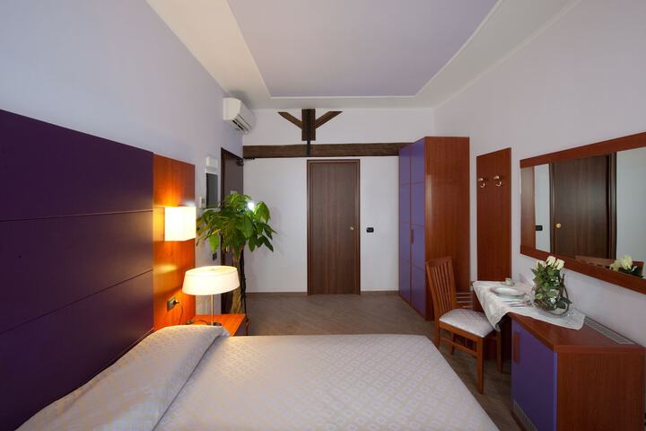 Room 9 of 119