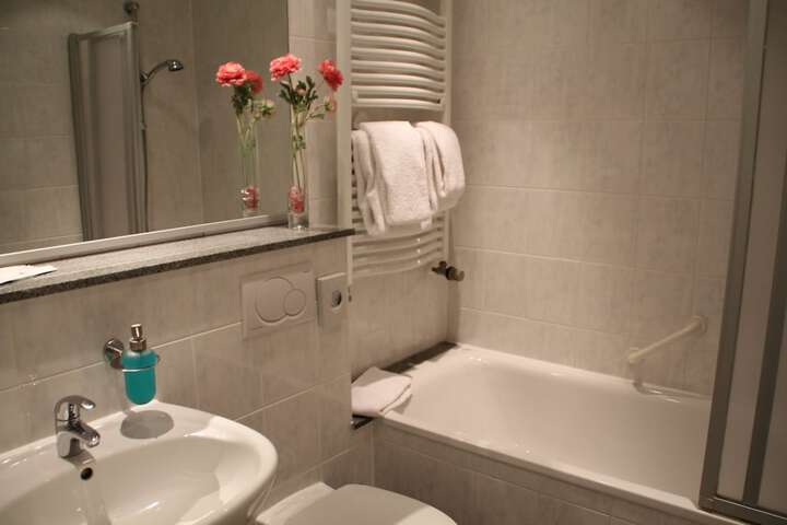 Room 32 of 63