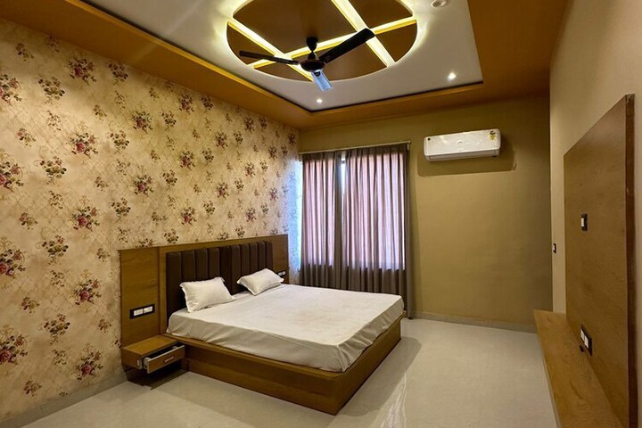 Room 5 of 10
