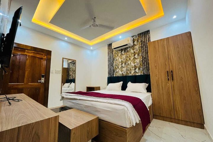 Room 9 of 31