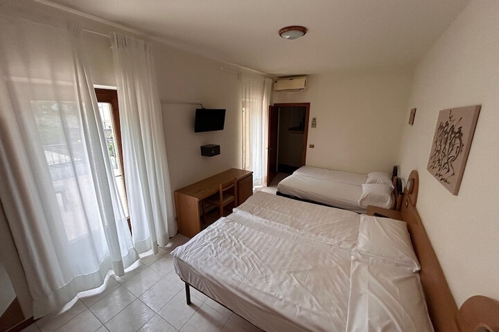 Room 8 of 28