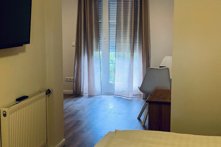 Room 6 of 87