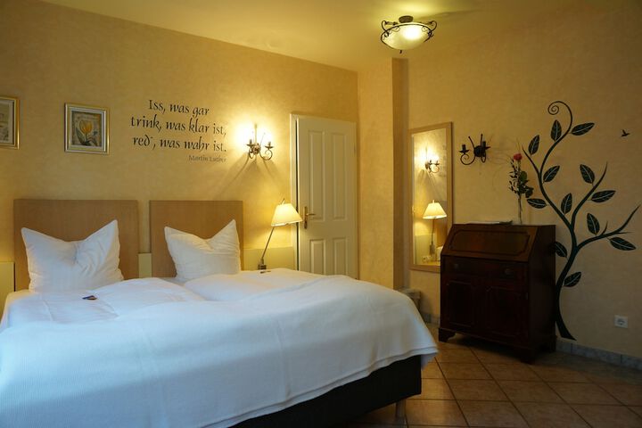 Room 14 of 100