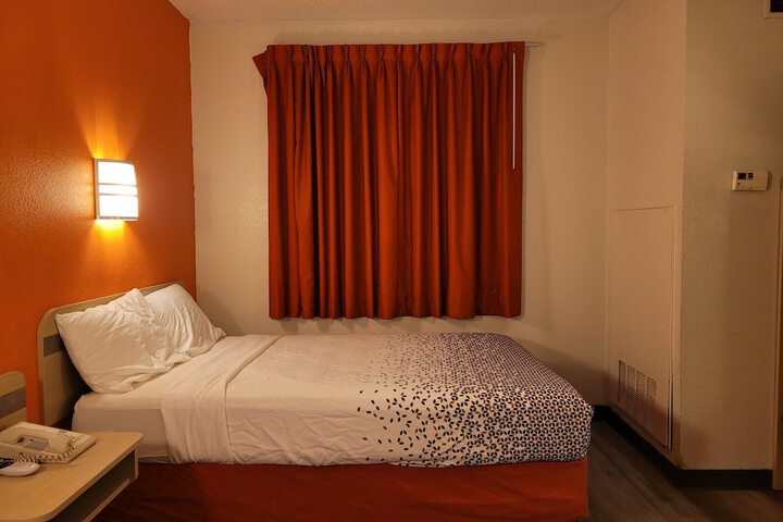1 Double Bed Accessible (5 of 40)