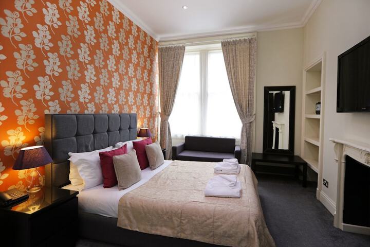 Room 11 of 32