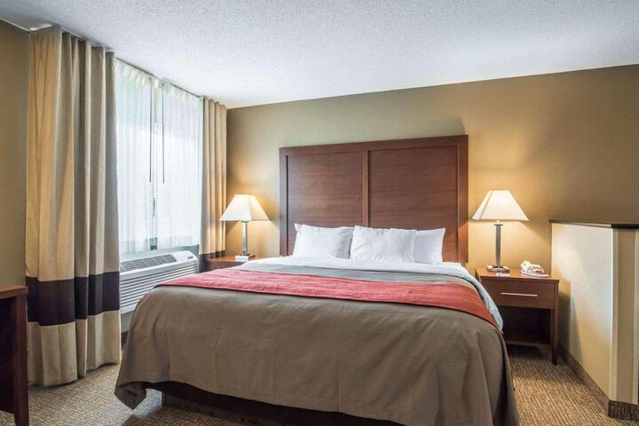 1 King Bed (1 of 20)