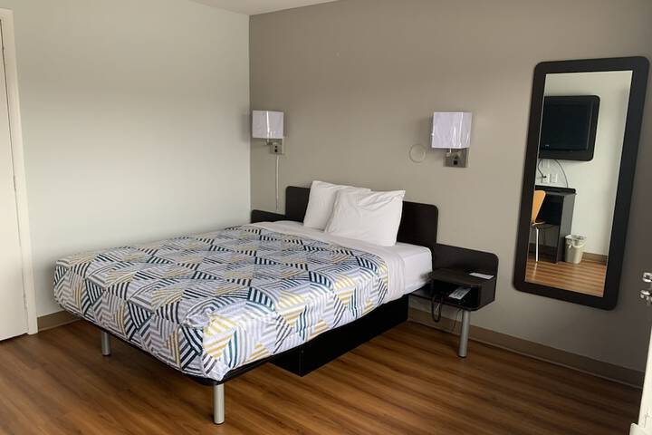 1 Queen Bed (15 of 16)