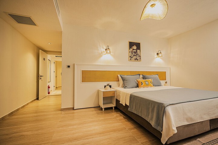 Room 3 of 89