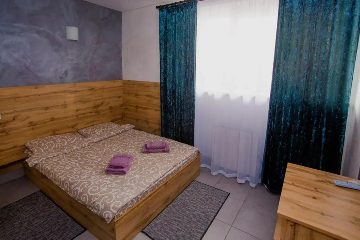 Room 6 of 9