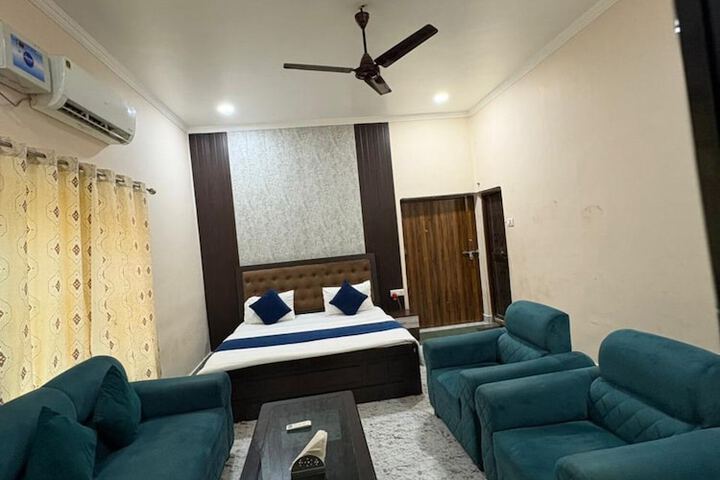 Room 4 of 9