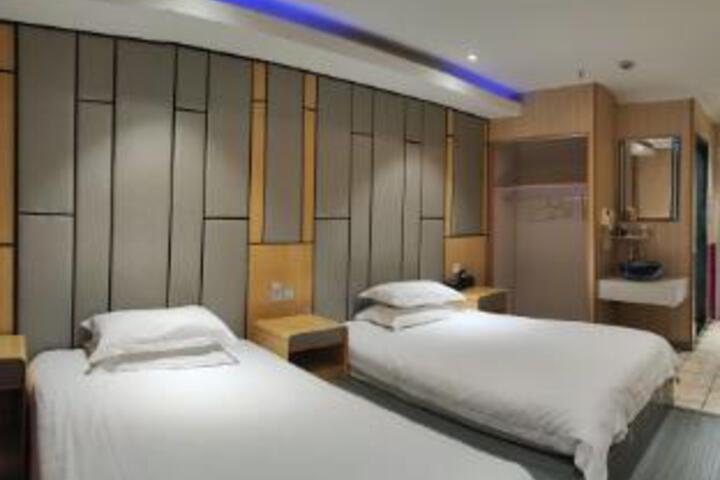 Room 8 of 10