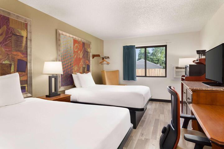 1 Queen Bed (8 of 13)
