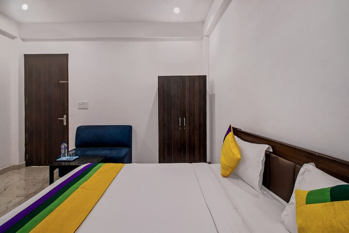 Room 12 of 18