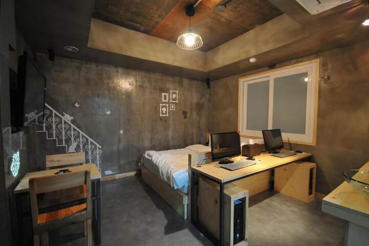 Room 15 of 32