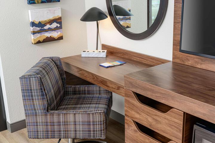2 Queen Beds Hearing Accessible (5 of 8)