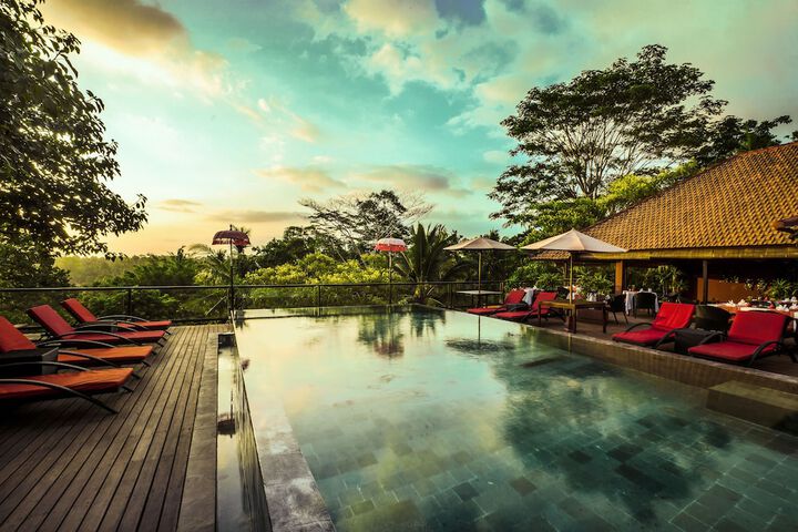 Hotel Pool