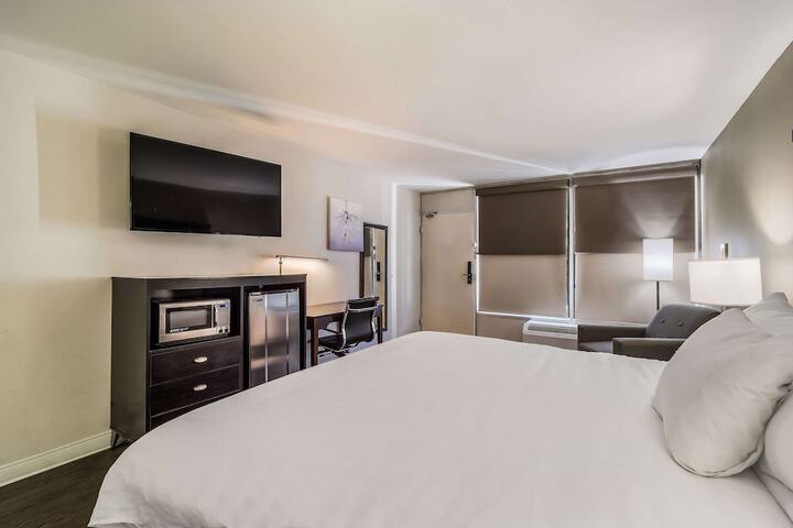 1 King Bed (6 of 10)