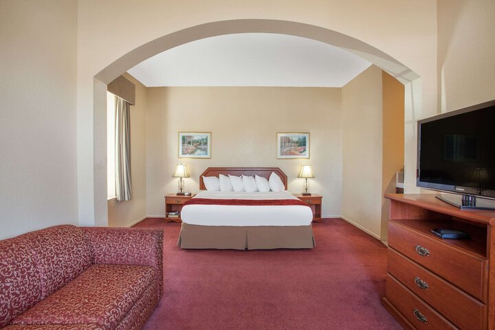 1 King Bed (3 of 8)