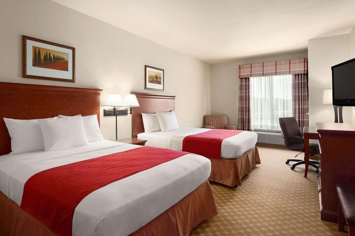 2 Queen Beds (2 of 3)