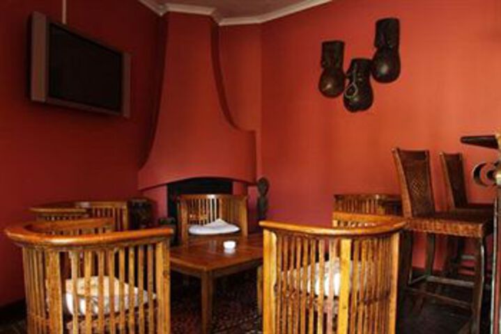 Lounge 12 of 24