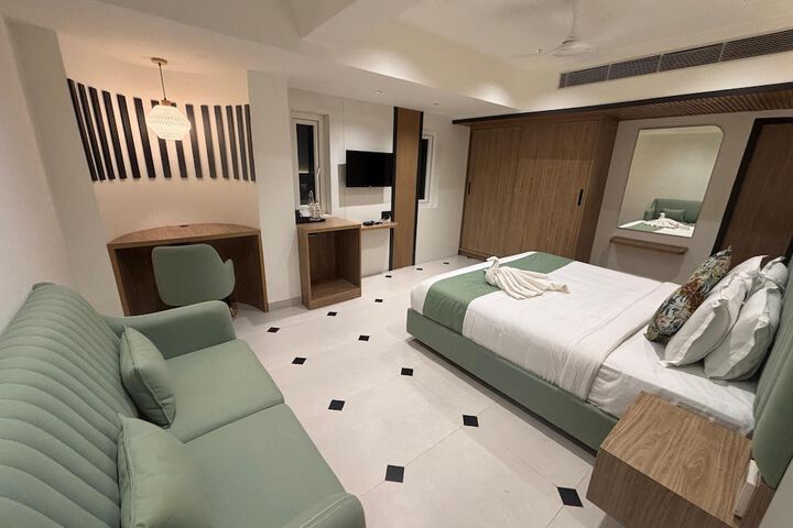 Room 10 of 28