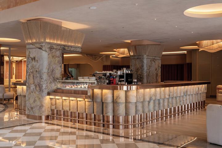 Lounge 121 of 122