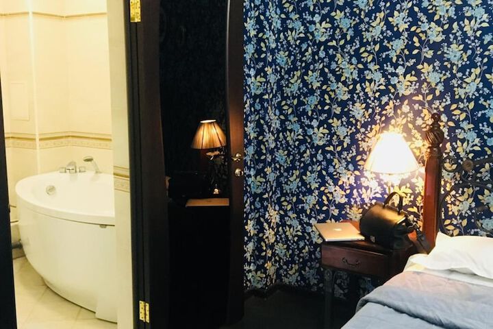 Room 13 of 32