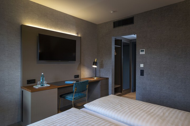 Room 13 of 99