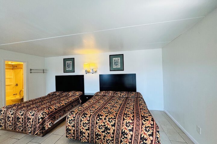 2 Queen Beds and Sofa (12 of 19)