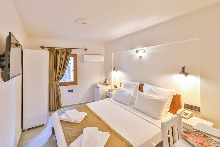 Room 8 of 33