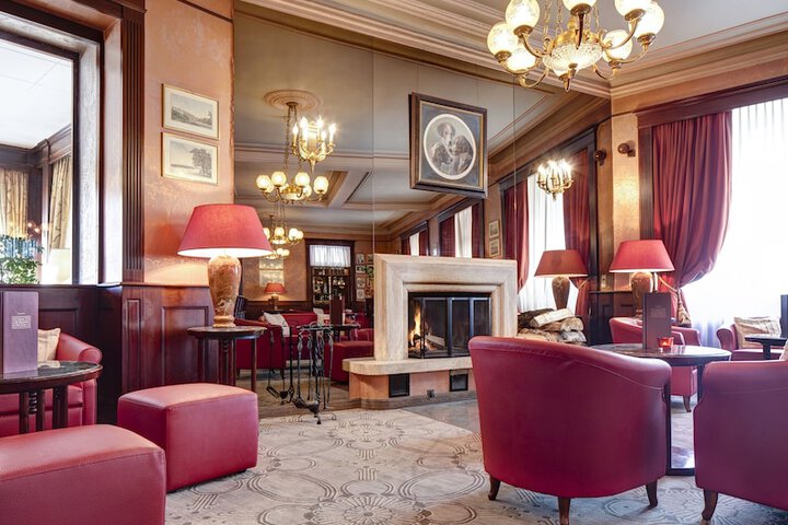 Lounge 45 of 61