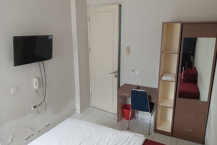 Room 12 of 19
