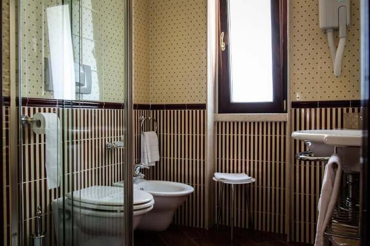 Room 28 of 53