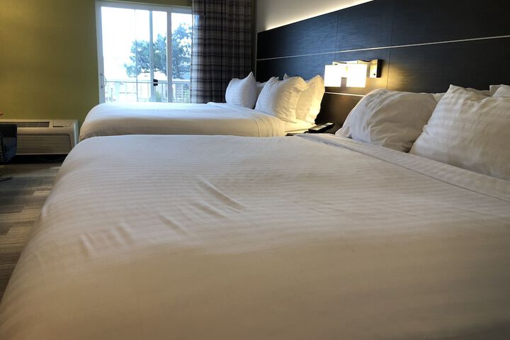 Room 3 of 74